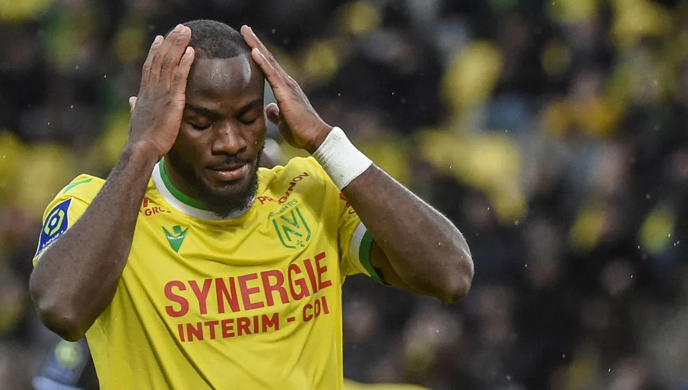 L'attaquant camerounais du FC Nantes devra donc se concentrer sur sa rééducation, avec une possibilité chirurgicale.