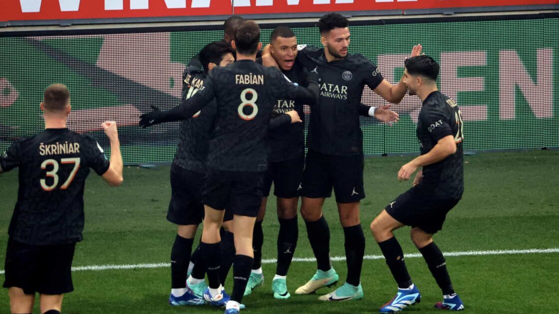 Ligue 1 : Kylian Mbappé propulse le PSG à la première place grâce à un triplé