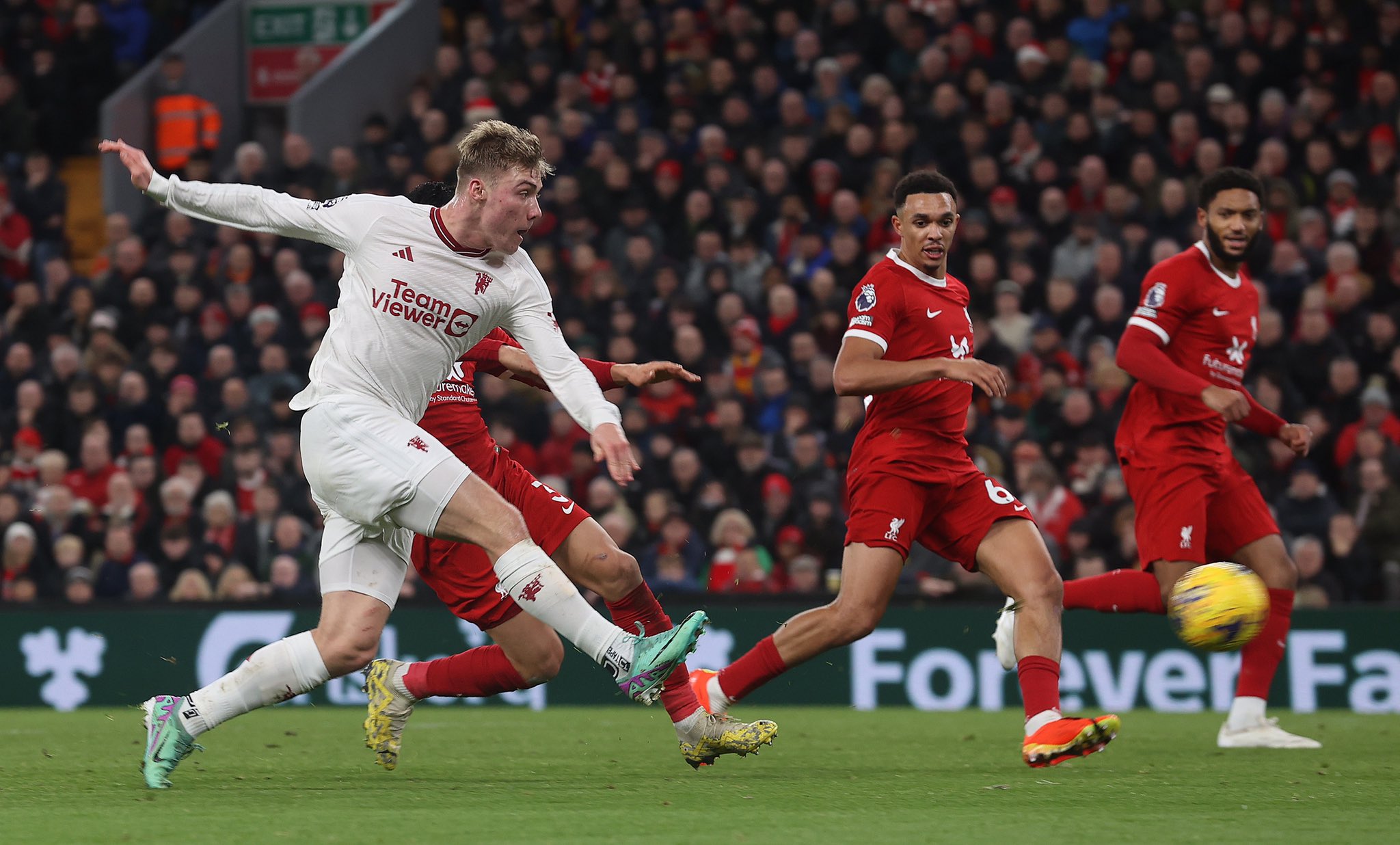 Liverpool perd la tête de la Premier League face à Manchester United !