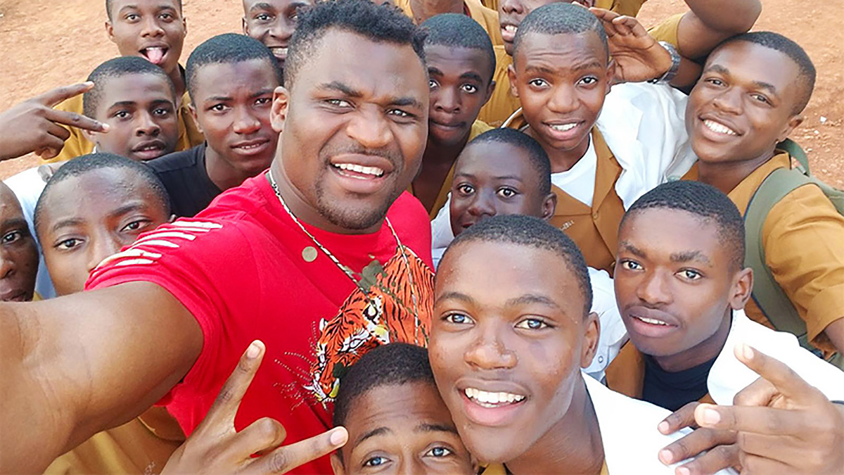 Francis Ngannou repéré en plein cœur du Cameroun, l'image dingue avec un motocycliste (Vidéo)