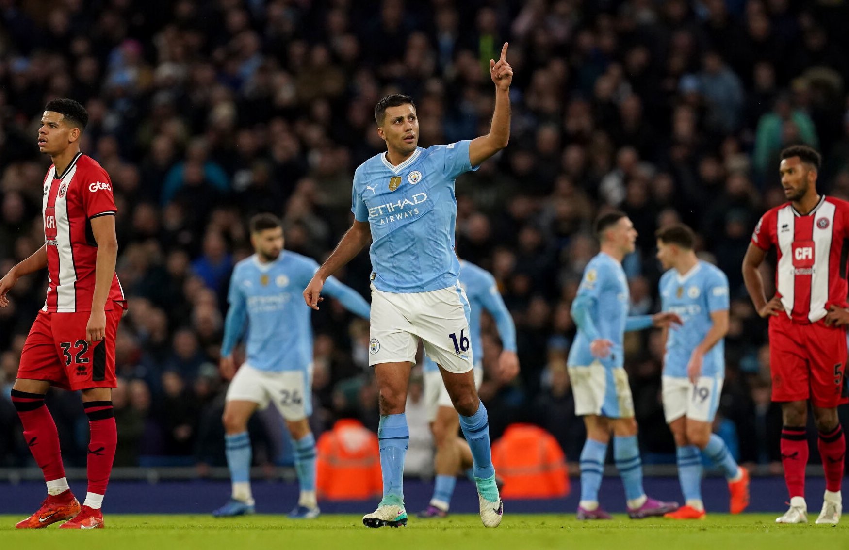 Après sa belle victoire sur Everton il y a trois jours, Manchester City confirme son renouveau en Premier League malgré l'absence d'Erling Haaland. Après le sacre en Coupe du Monde des Clubs, les Citizens viennent d'enchaîner la deuxième victoire de rang en battant Sheffield United ce samedi 2-0.