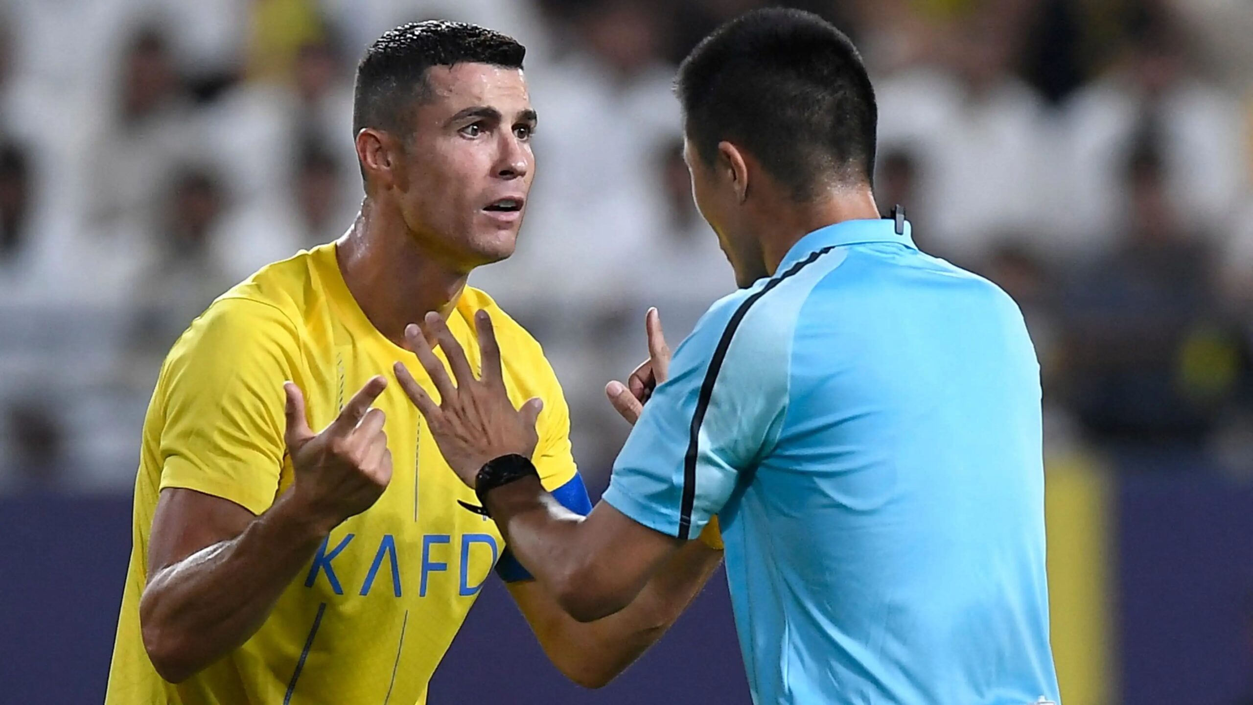 Cristiano Ronaldo réclame un penalty, l’arbitre dit non, il pète complètement les plombs (vidéo)