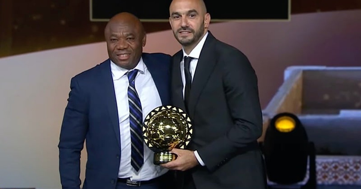 Maroc : Regragui rend hommage à Aliou Cissé lors des CAF Awards 2023