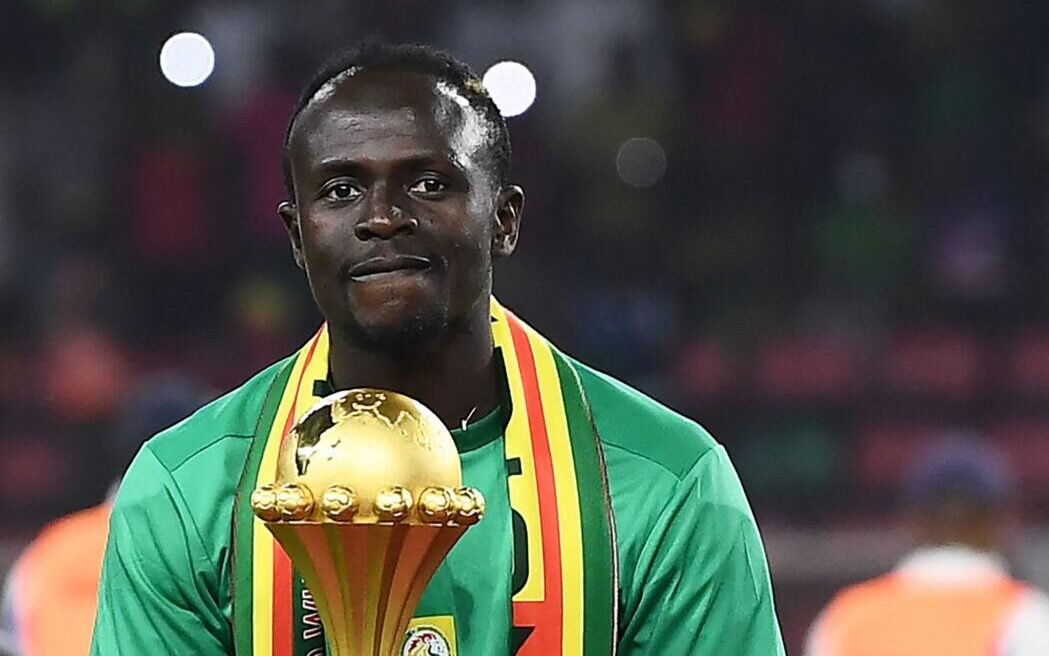 Sadio Mané avec le trophée de la CAN