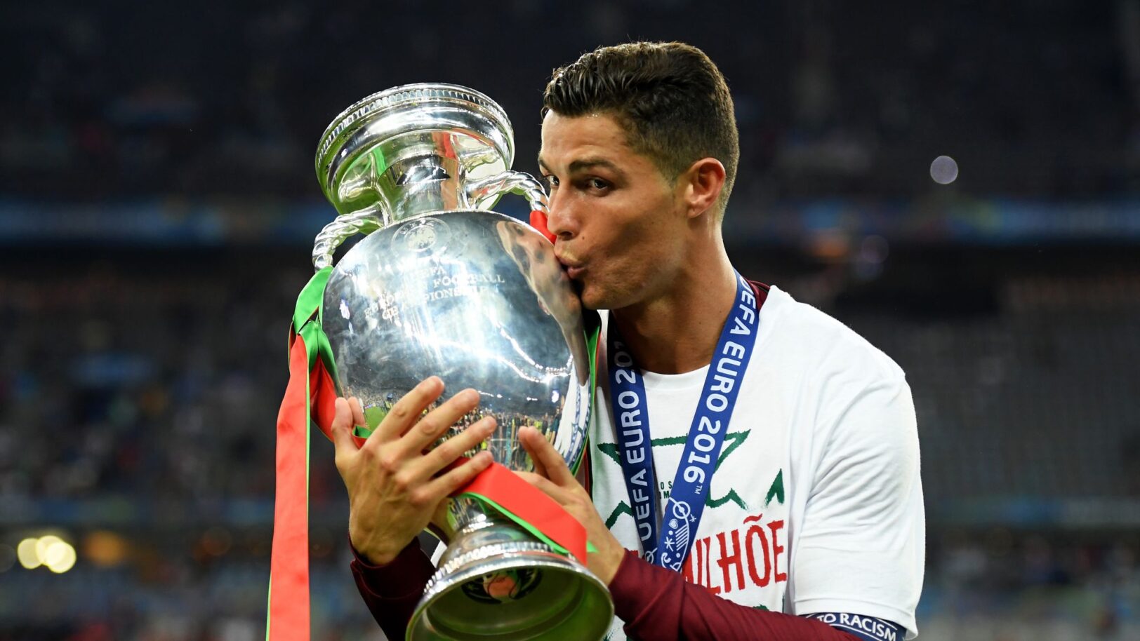 Cristiano Ronaldo qui embrasse la coupe de l'Euro 2016.