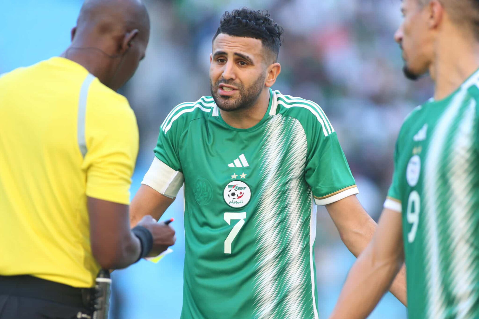 Finalement, les médias ont affirmé que l'ailier droit du PSG, Achraf Hakimi, n'a pu gagner sa place que grâce à sa participation aux demi-finales avec le Maroc au Mondial 2022, et que cela n'a "rien à voir avec 2023".