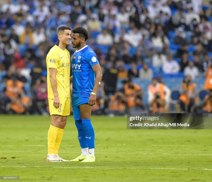 Cependant, l'événement qui a captivé l'attention des supporters et des médias n'était pas seulement le score, mais une scène tumultueuse survenue quelques minutes avant la fin du match, impliquant le défenseur de Al-Nassr, Ali Albulayhi, et les stars mondiales Cristiano Ronaldo et Sadio Mané.