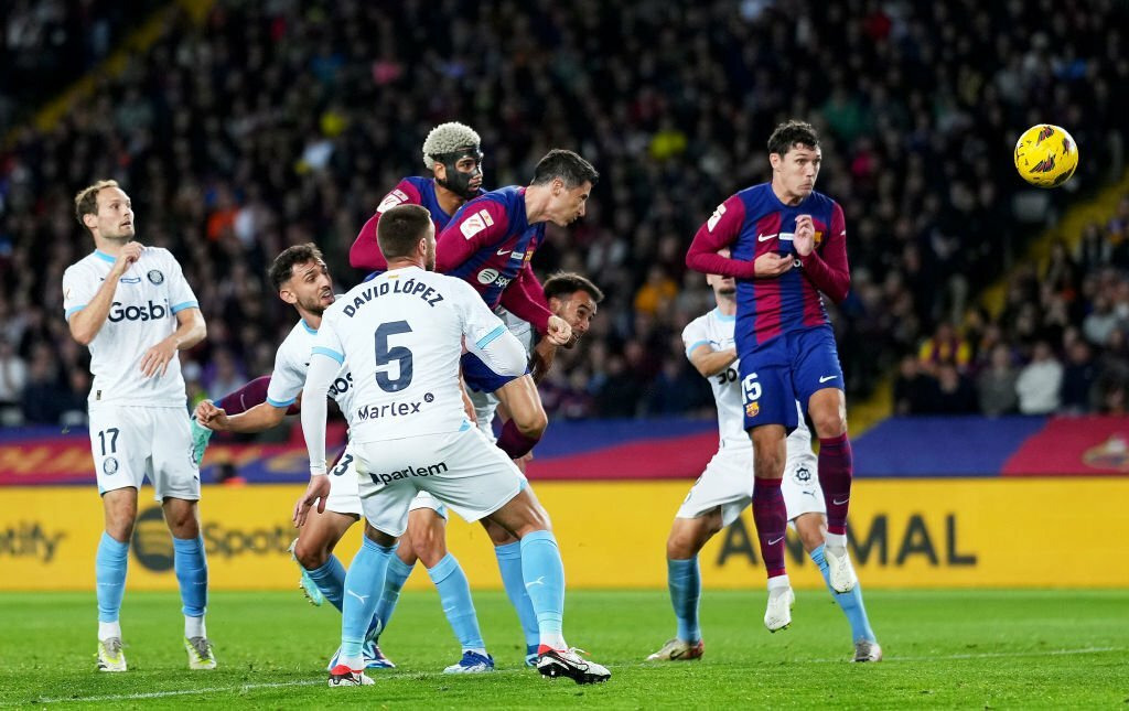 VIDEO : BUUTT ! Lewandowski saute plus haut et permet au Barça d'égaliser  ! 