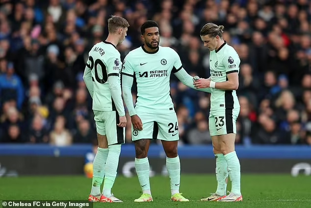 Il est ajouté que les joueurs sont rentrés à Londres depuis Merseyside, avant de se rendre dans un restaurant et une boîte de nuit.