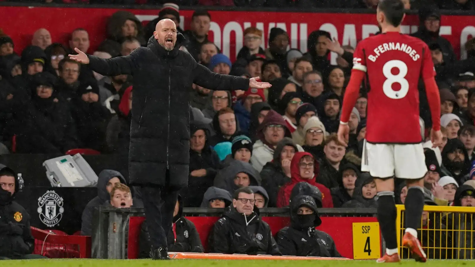 "Je ne devrais pas en parler, mais je ne peux pas m'empêcher d'y penser, au match que nous venons de revoir et de penser aux personnes qui pourraient remplacer Erik ten Hag… Unai Emery", a déclaré Mustoe sur le podcast des 2 Robbies.