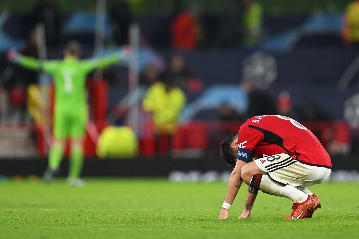 Lors de la quatrième journée, les Red Devils menaient 3-2 à 10 minutes de la fin, mais ils ont ensuite cédé et Roony Bardghji, 18 ans, a marqué un but surprise en fin de match pour les hôtes.