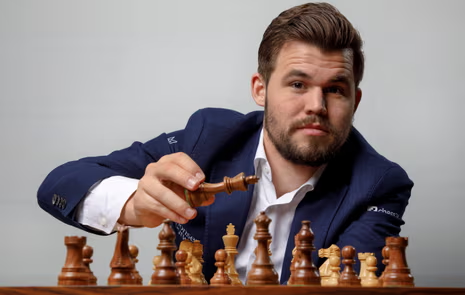  L'un des moments les plus marquants est la victoire épique de Carlsen sur Ian Nepomniachtchi, qui a duré 136 coups et plus de 7 heures dans le cadre du Championnat du monde d'échecs.