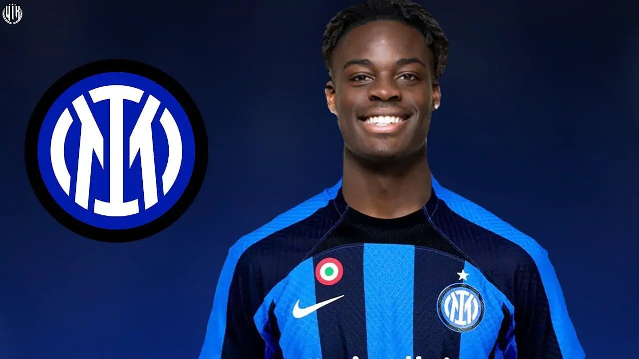 En fait, l'ancien attaquant vedette de l'équipe nationale du Cameroun s'est déjà renseigné sur le défenseur de l'Inter Milan et serait en pourparlers avec d'autres.