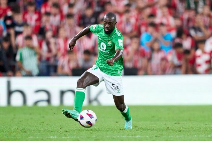 CAN 2023 : Le Sénégal reçoit une bonne nouvelle pour Sabaly ! 2 Il a souvent été en proie à des blessures et, en novembre dernier, lors d'un entraînement avec son club, il a subi une entorse au deuxième degré du ligament médio-latéral du genou droit.