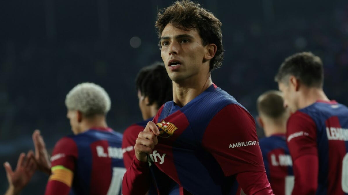 Joao Felix qui célèbre son but en montrant l'écusson du FC Barcelone.