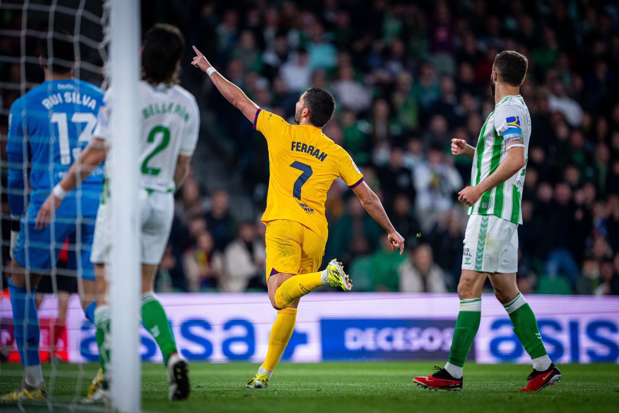 Ferran Torres signe une prestation XXL et porte le Barça au Real Bétis