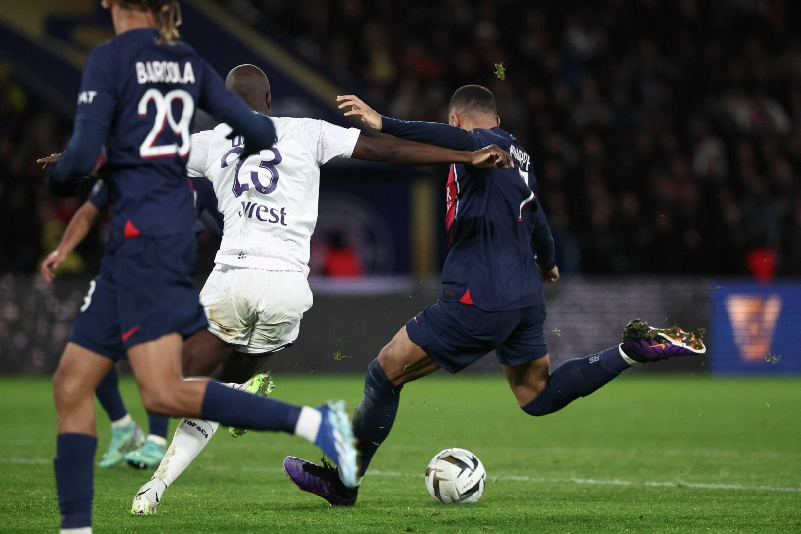 Kylian Mbappé enflamme le Parc des Princes pour le break avec un magnifique but face à Toulouse