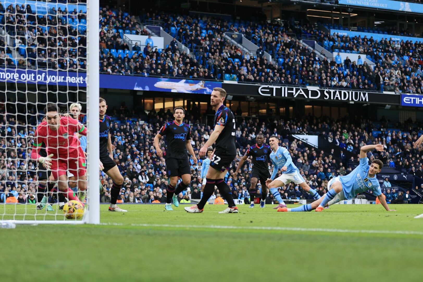 Julian Alvarez qui fait le break face à Huddersfield après une superbe combinaison