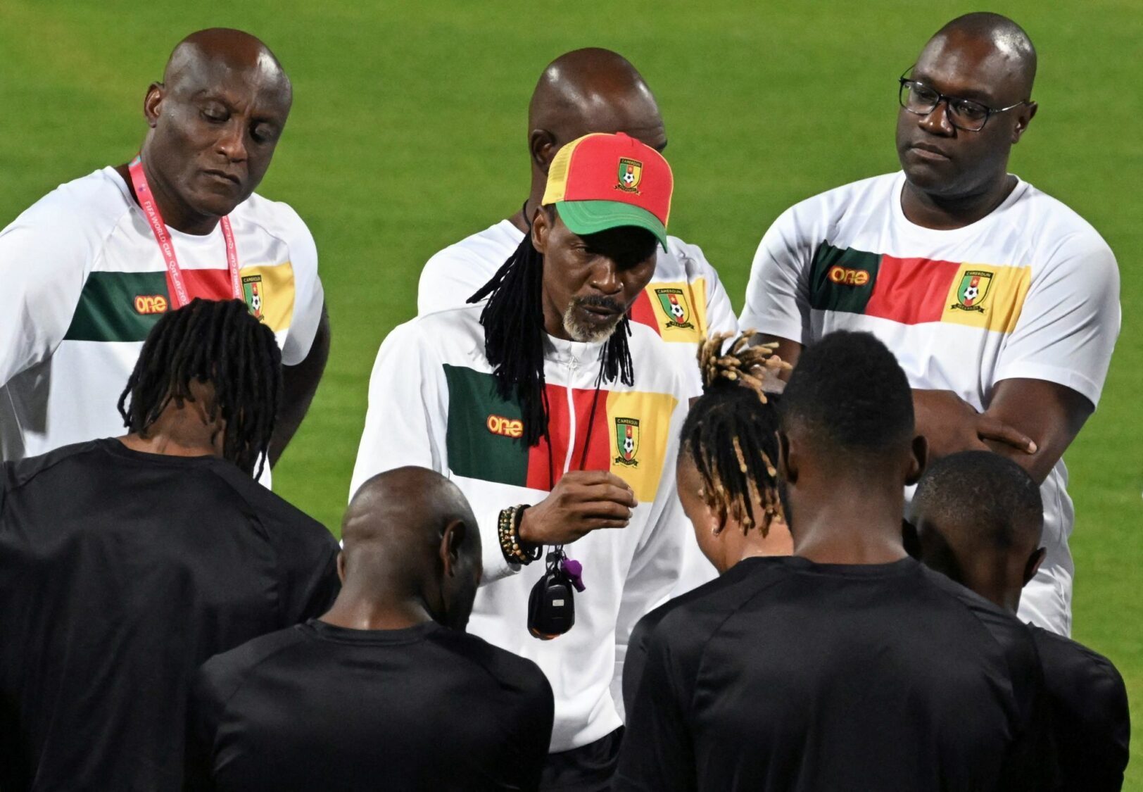  Des sanctions pour Rigobert Song ? Les rumeurs circulent sur une décision de Paul Biya