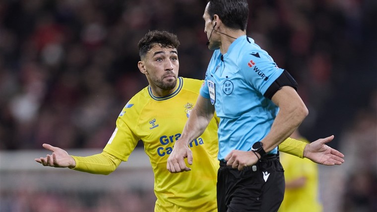 Rodriguez avec l'arbitre du match Fuertes