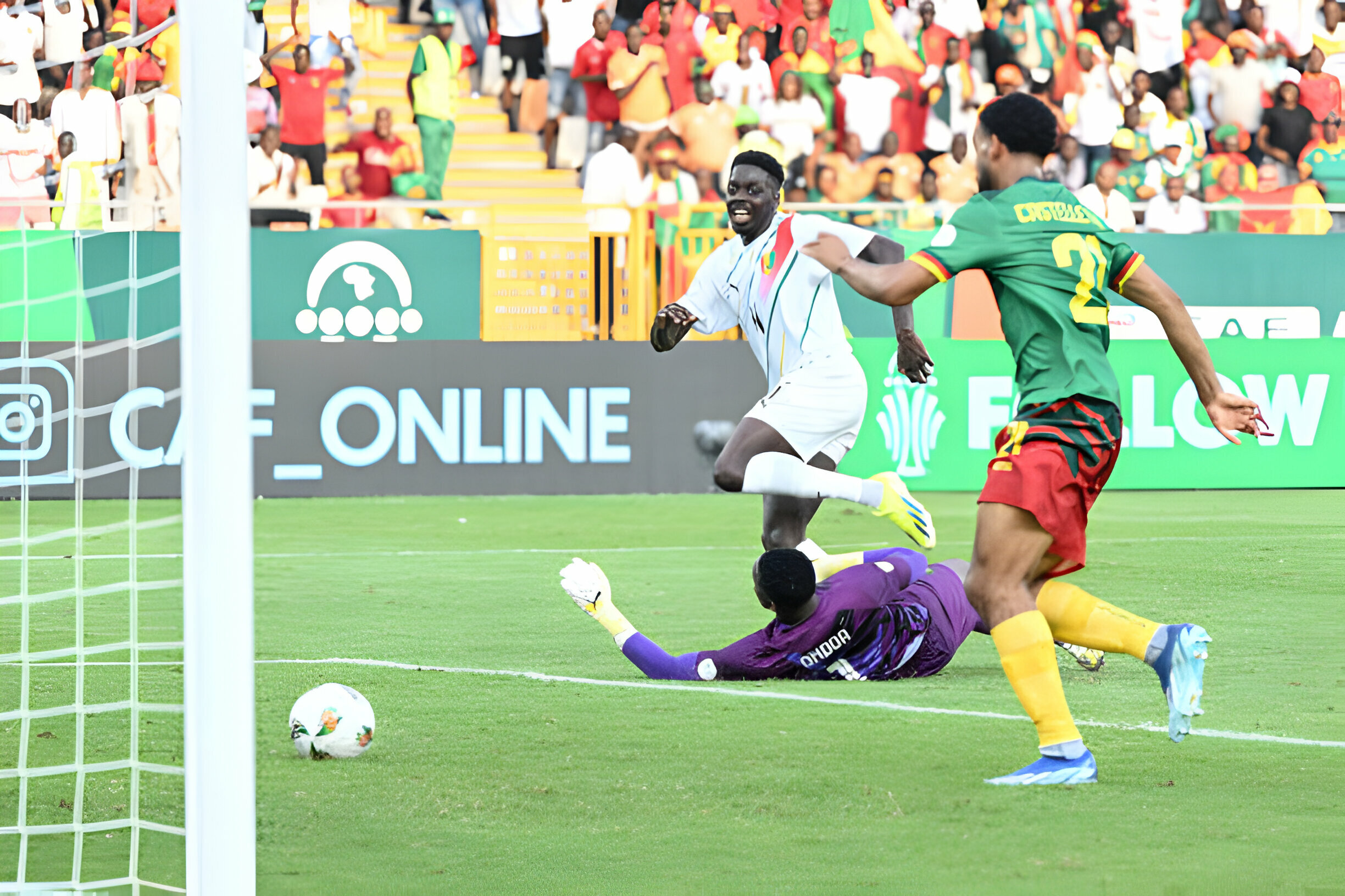 VIDÉO : Mohamed Bayo punit Ondoa, le Cameroun mené au score !