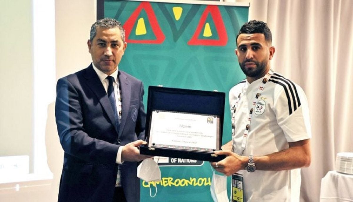 CAF : Riyad Mahrez honoré par un cadeau symbolique