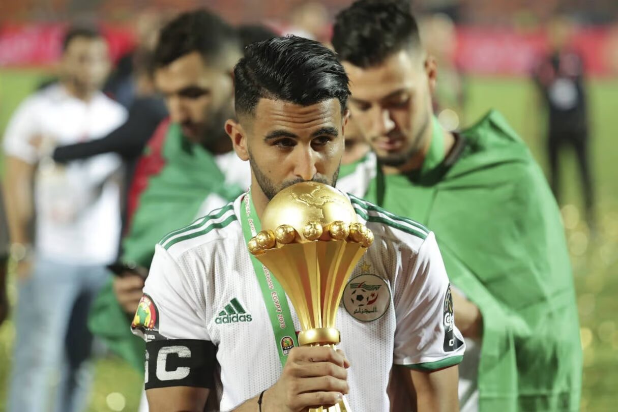 CAF : Riyad Mahrez honoré par un cadeau symbolique