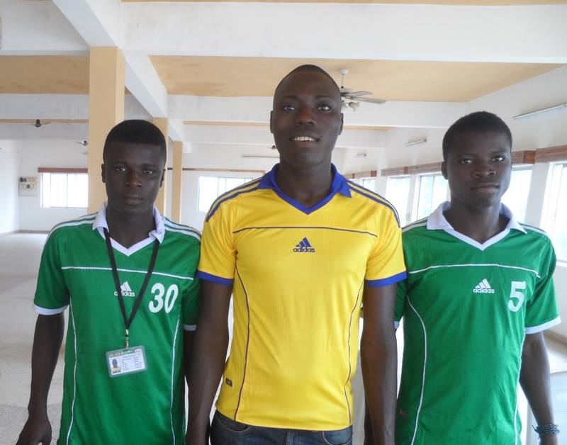 Le Coach formateur Médard Gbedessin entre Issiaka Ogounbiyi et son coéquipier