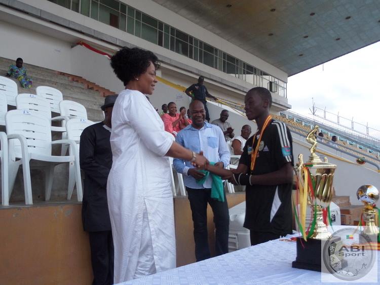 Simon Adingra qui termine meilleur joueur d'un tournoi à Cotonou