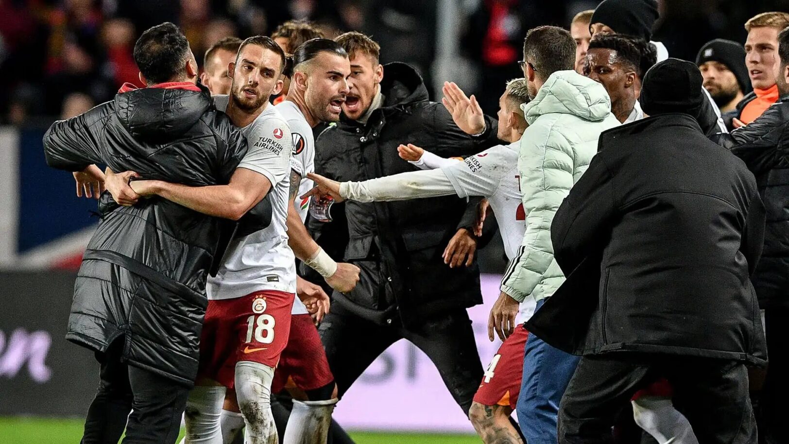 Sparta - Galatasaray : Une énorme bagarre a éclaté à la fin entre les joueurs et le staff….