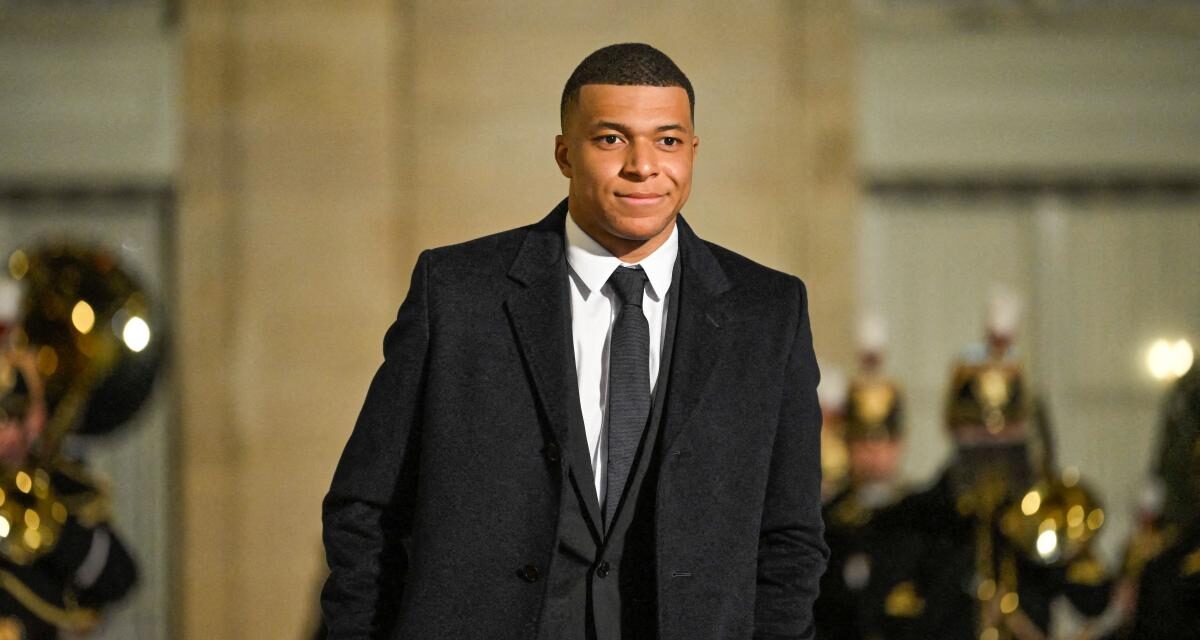 L'échange entre Mbappé et l'Émir du Qatar sous les yeux d'un Macron souriant