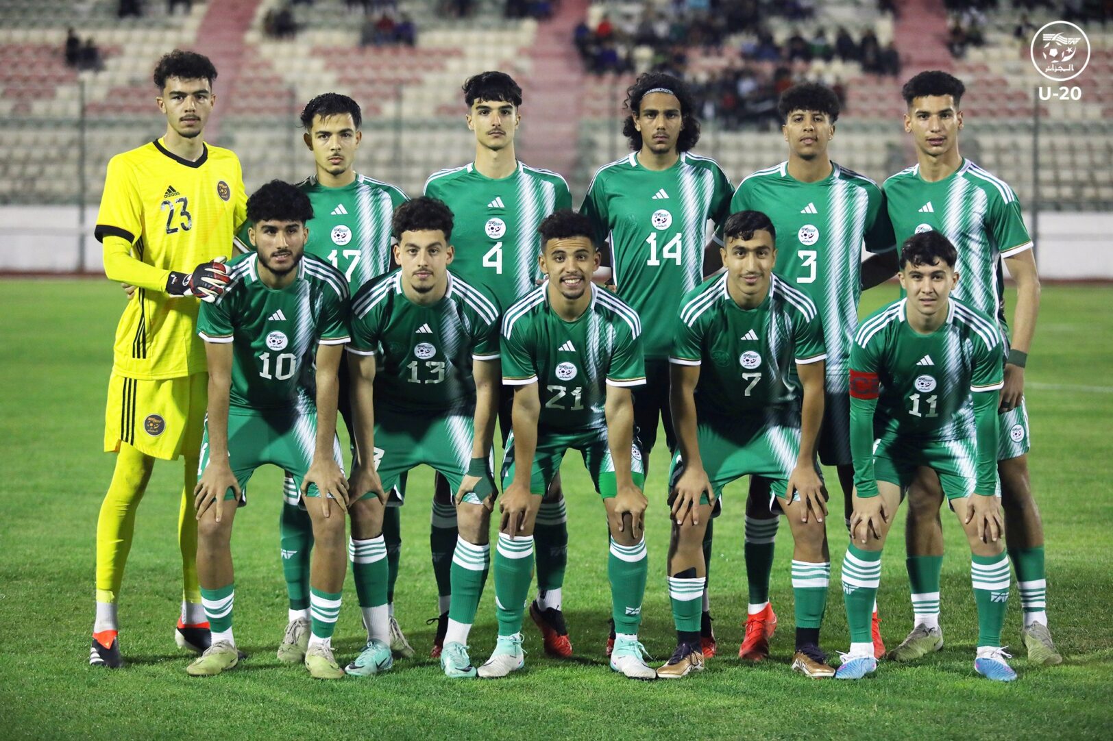 Algérie : Le sélectionneur des U20 giflent ses joueurs en plein match (VIDEO)