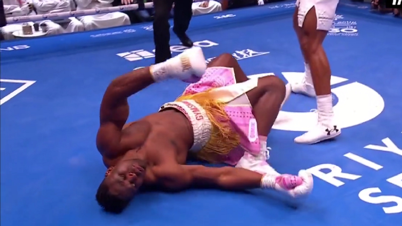 Boxe : Francis Ngannou prend l'humiliation de sa vie contre Anthony Joshua