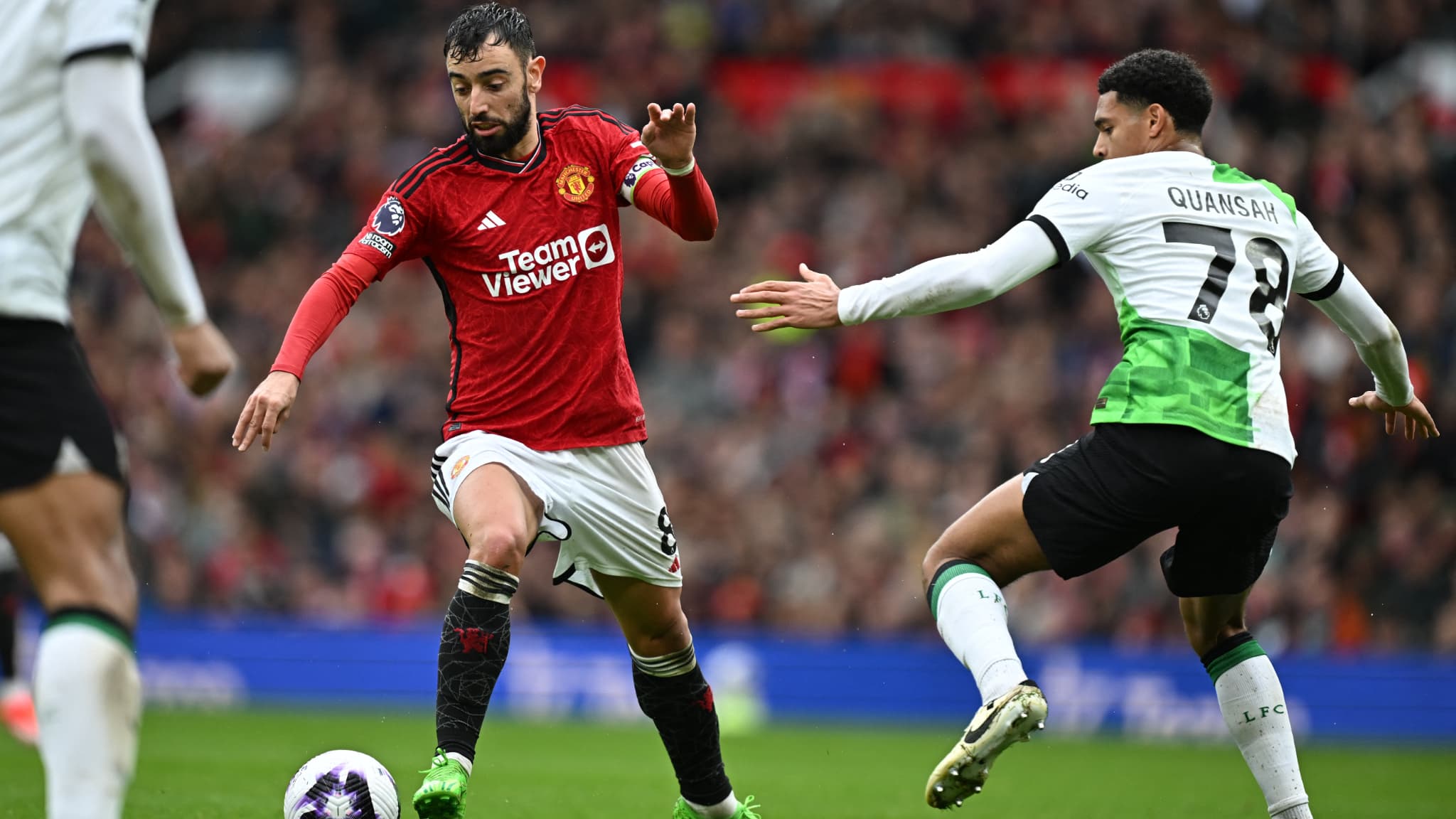 Bruno Fernandes au duel avec Jarell Quansah lors de Manchester United Liverpool 7 avril 2024 1839699