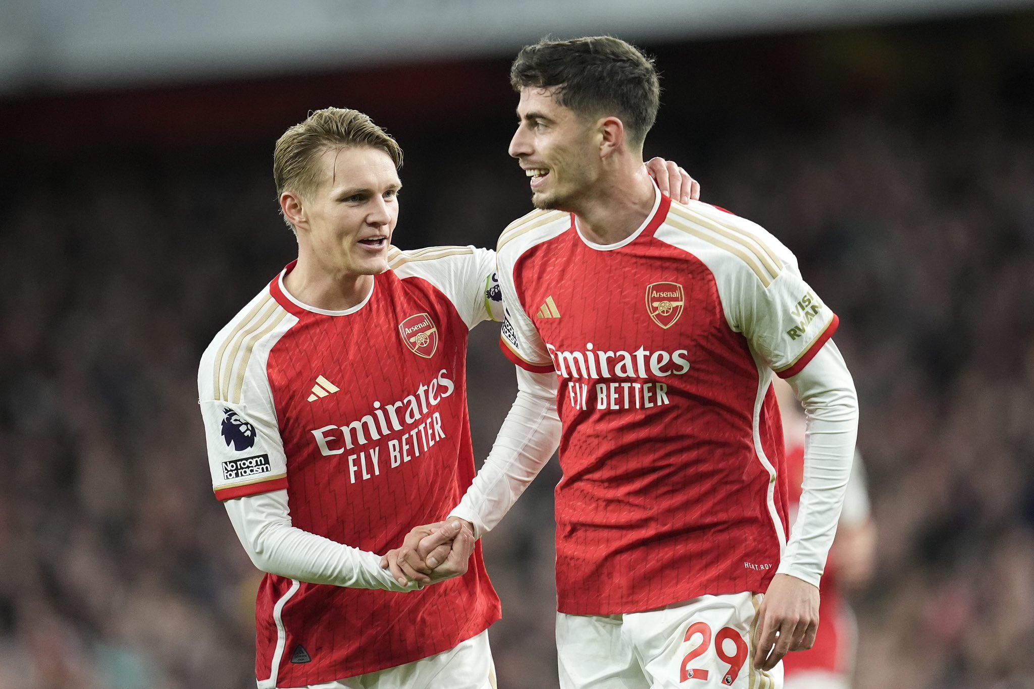 Arsenal renoue avec la victoire et prend la tête de Premier League