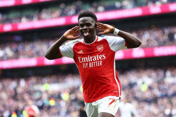 VIDEO : Bukayo Saka permet aux Gunners de faire le break dans le derby crucial !