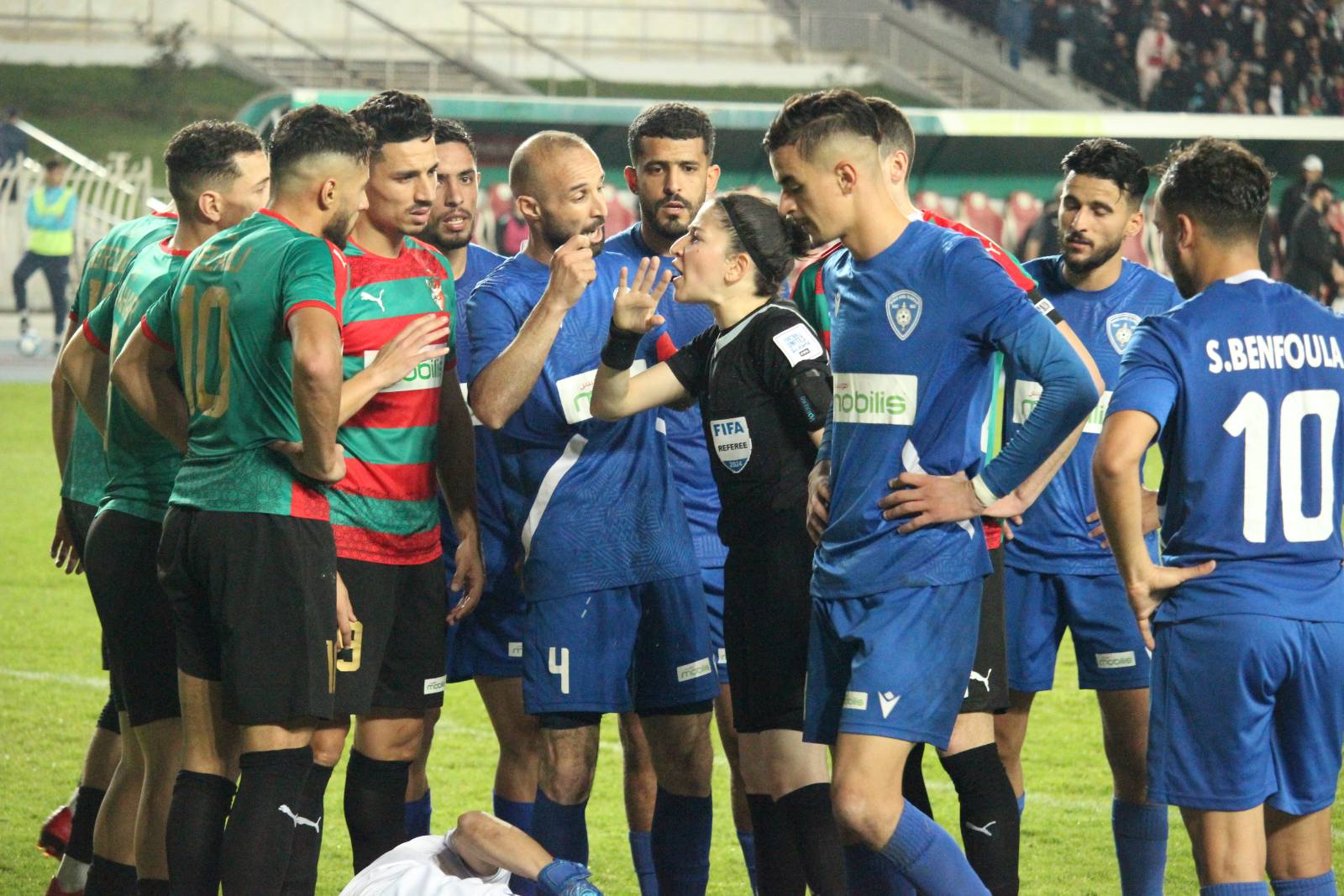 Algérie : Encore un mauvais comportement de Belaili envers l’arbitre qui fait jaser (VIDEO)