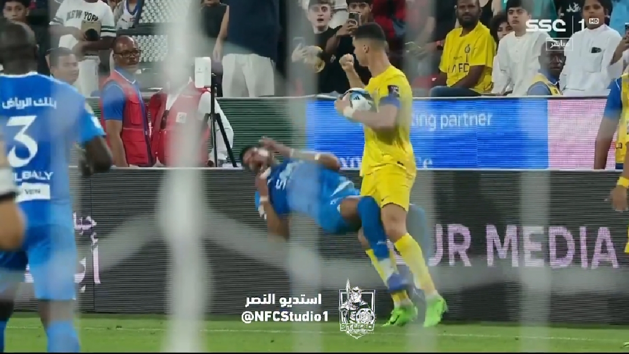 VIDEO : Cristiano Ronaldo vrille complètement et met un violent coup à Ali Albulayhi