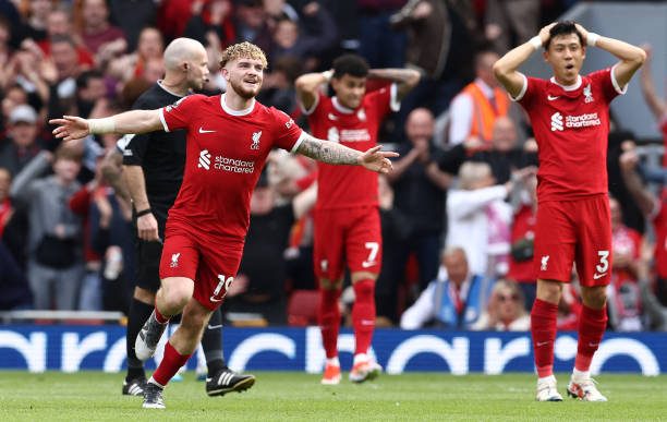 Premier League : Liverpool atomise Tottenham et garde l’espoir du titre !