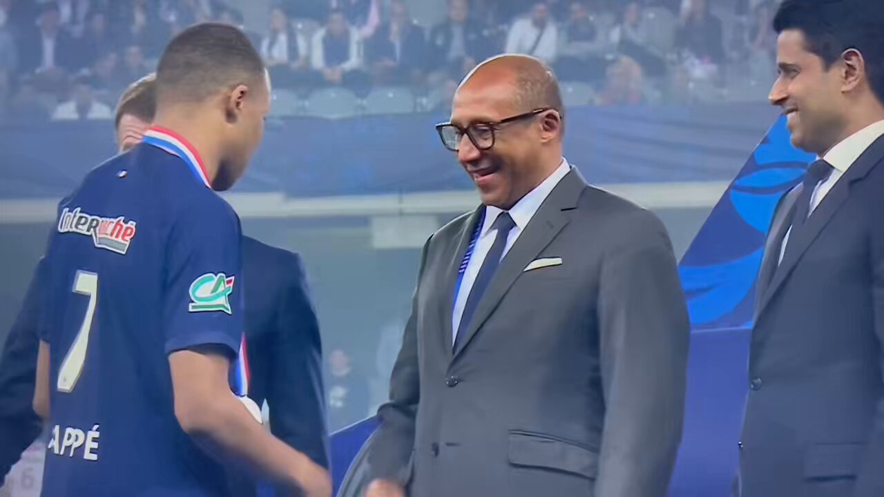 PSG : Au milieu des tensions, l’accolade entre Kylian Mbappé et Nasser Al-Khelaïfi enflamme la toile !