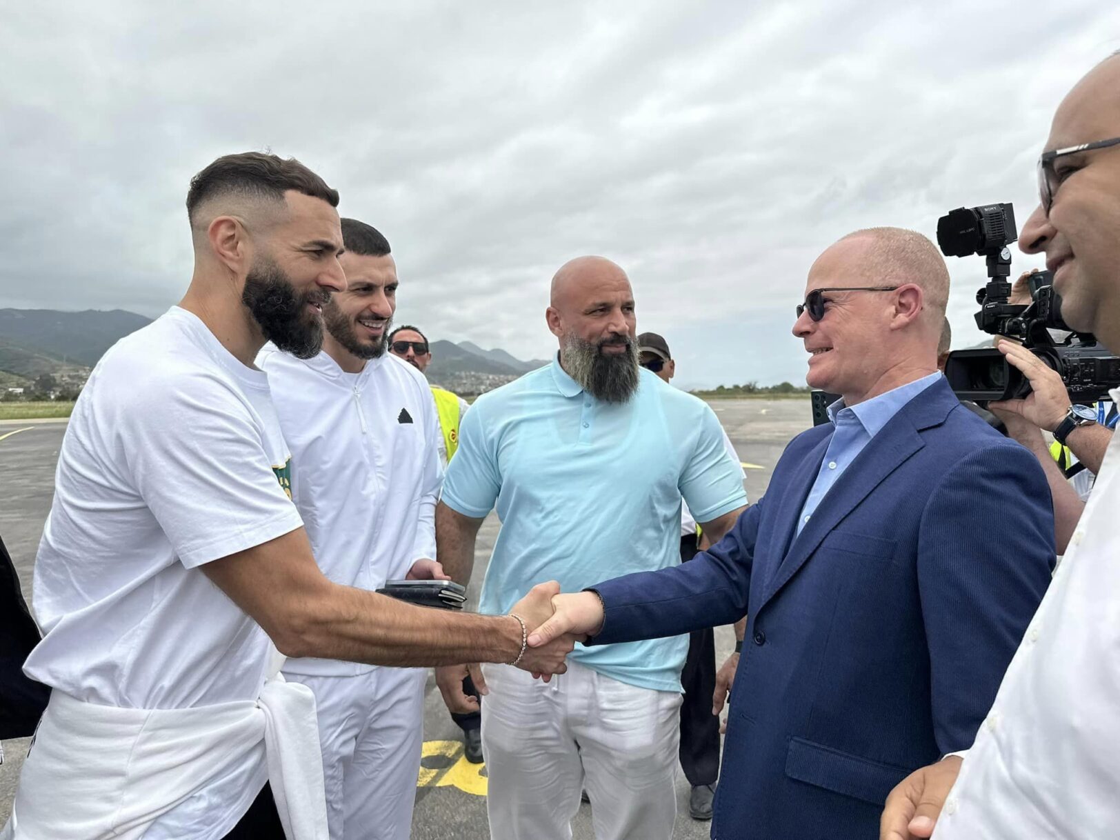 VIDEO : L'arrivée de Karim Benzema en Algérie affole la toile 