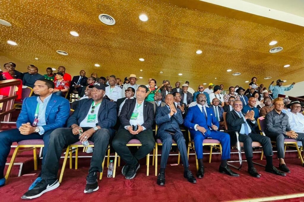 Nabil Djellit tacle Samuel Eto’o après la victoire du Cameroun 1 Nabil Djellit tacle Samuel Eto’o après la victoire du Cameroun
