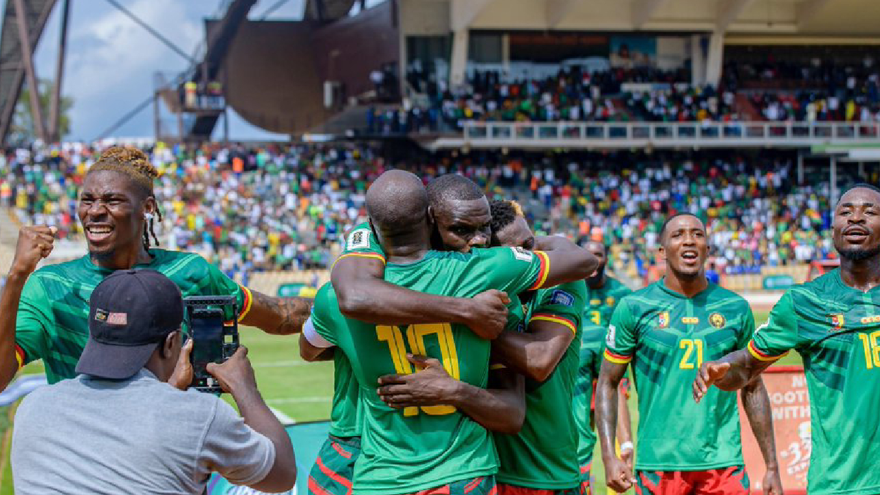 VIDEO : L'image lunaire de Samuel Eto'o et Mouelle Kombi après le but des Lions Indomptables