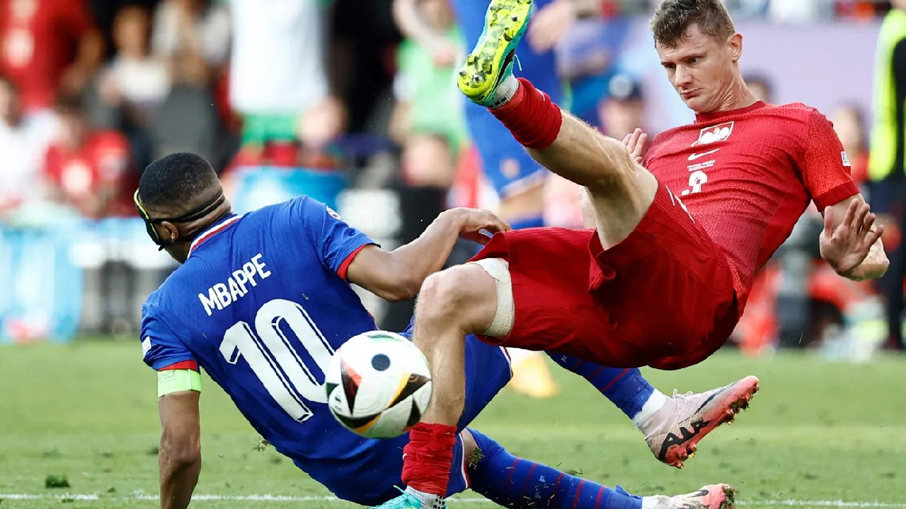 VIDÉO : Lewandowski teste maladroitement le nez fracturé de Mbappé, le Français explose






