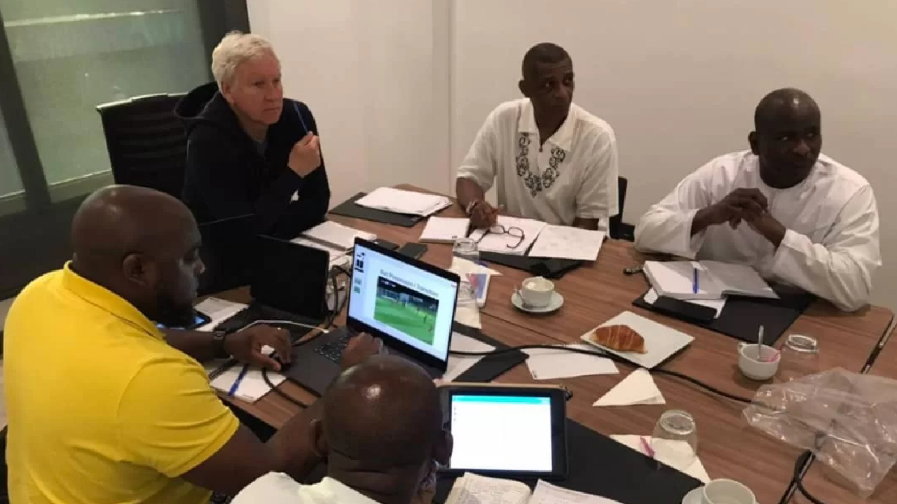 VIDEO : Samuel Eto'o humilie terriblement Marc Brys et les joueurs au rassemblement 