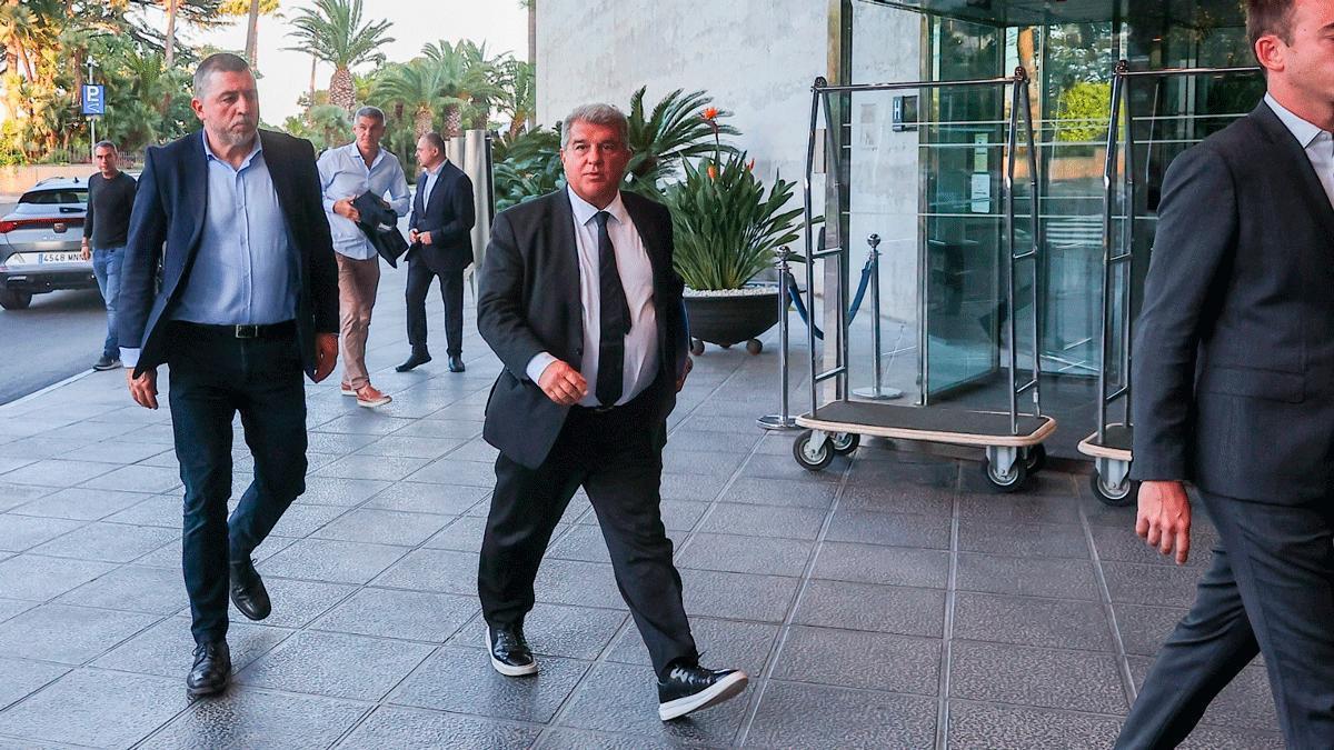 Transfert : Andres Iniesta présente le sauveur du Barça à Joan Laporta, "Il faut le signer"