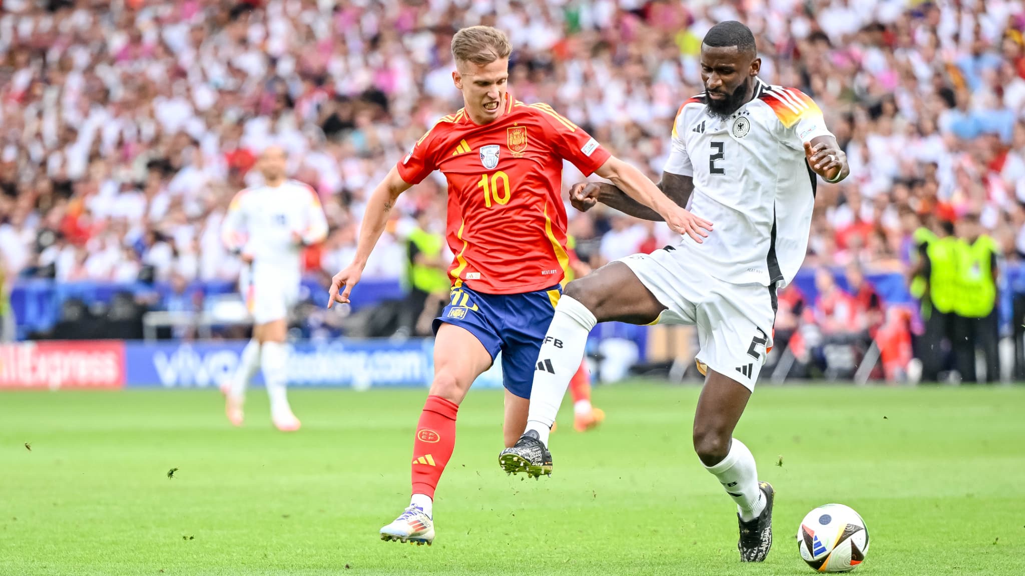 Dani Olmo au duel avec Antonio Rudiger Espagne Allemagne a l Euro 5 juillet 2024 1898453