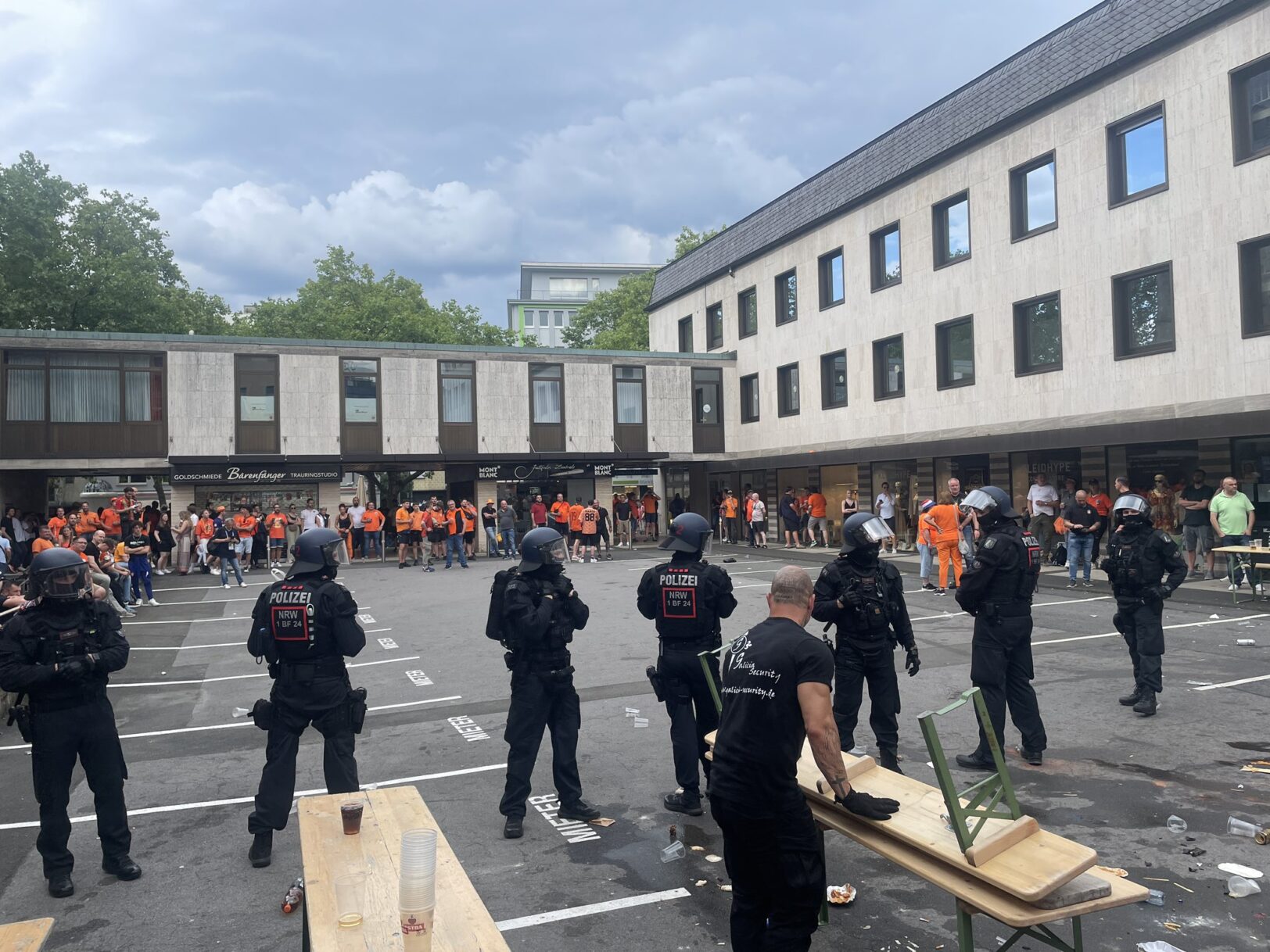 De violents affrontements entre supporters anglais et néerlandais, avant la demi-finale 1 De violents affrontements entre supporters anglais et néerlandais, avant la demi-finale