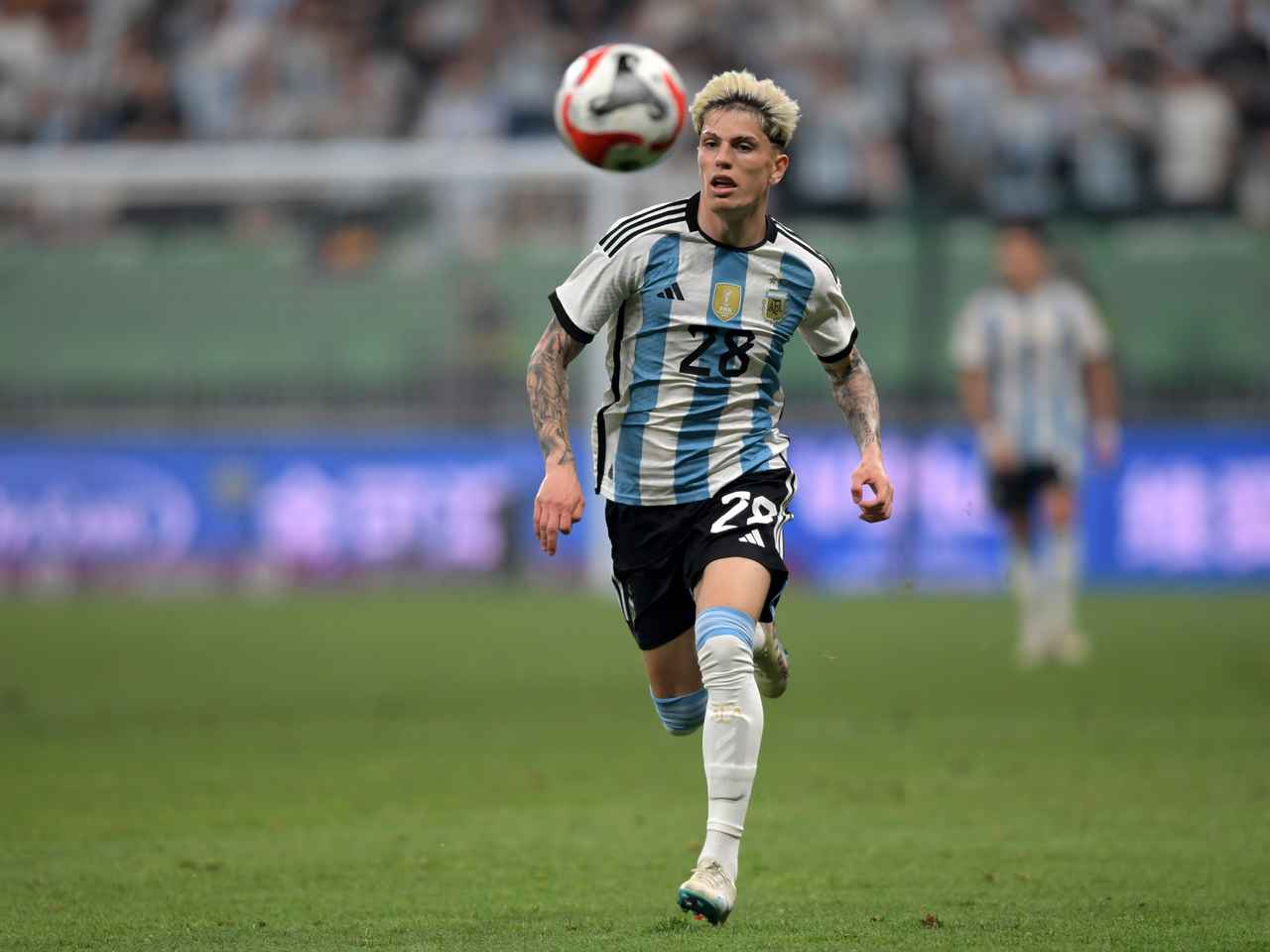 Argentine : Lionel Messi fait un joli cadeau à Garnacho, ce qu'il en fait met le feu sur la toile 