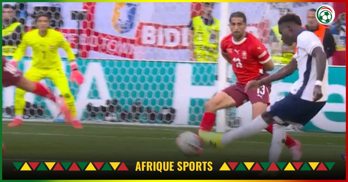 VIDEO : La frappe subtile de Saka qui vient se loger dans le petit filet et permet à l’Angleterre d’égaliser